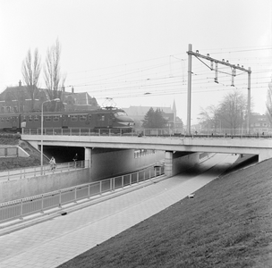881764 Gezicht op het spoorviaduct over de Spoorstraat te Oldenzaal.